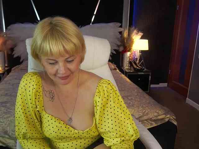 AmiraNight webcam