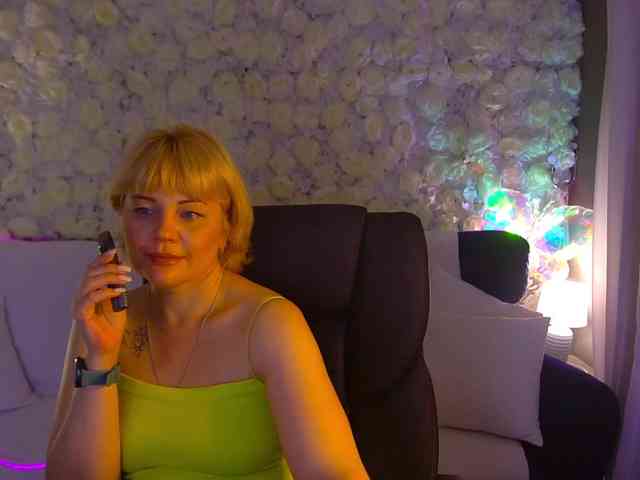 AmiraNight webcam