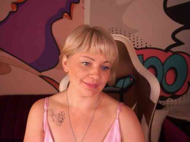 AmiraNight webcam