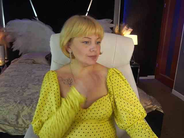 AmiraNight webcam
