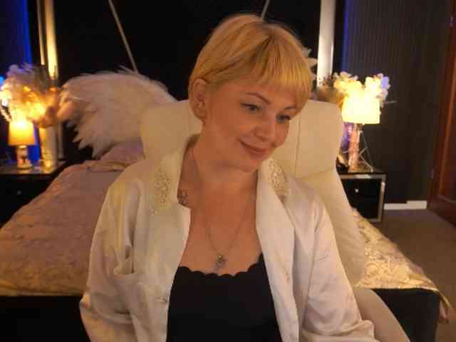 AmiraNight webcam