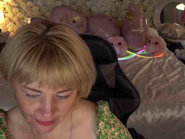 AmiraNight webcam