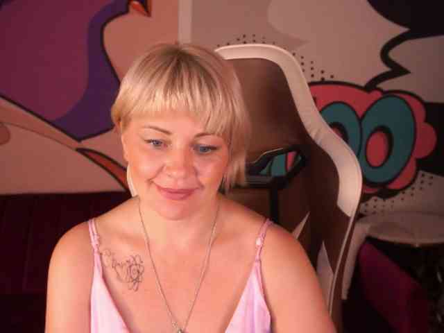 AmiraNight webcam