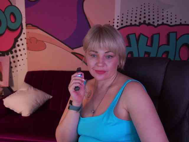 AmiraNight webcam