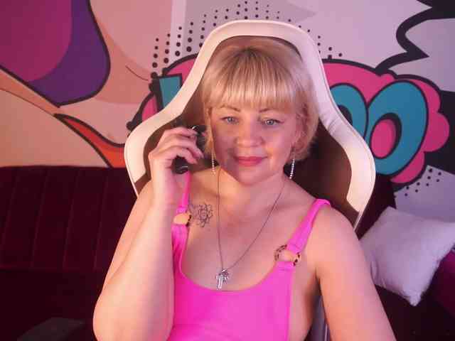 AmiraNight webcam