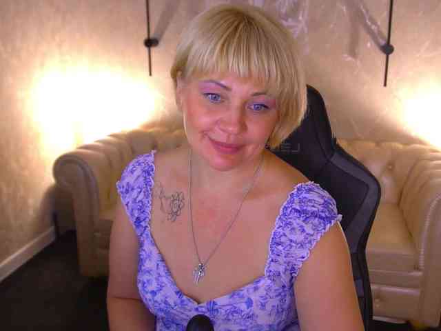 AmiraNight webcam
