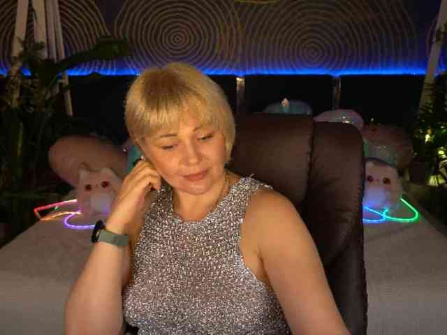 AmiraNight webcam