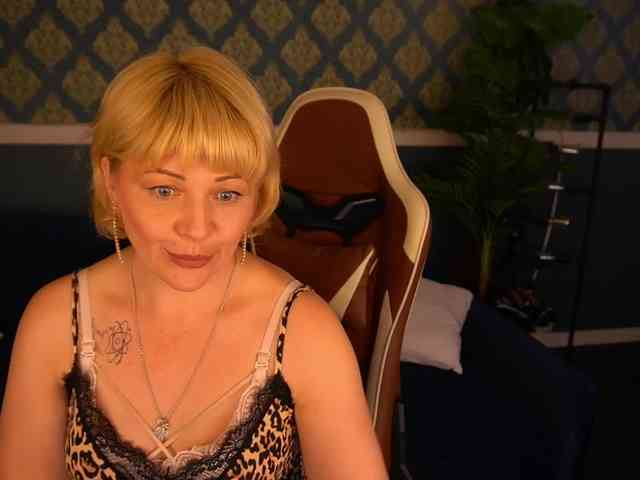 AmiraNight webcam