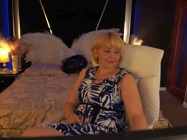 AmiraNight webcam