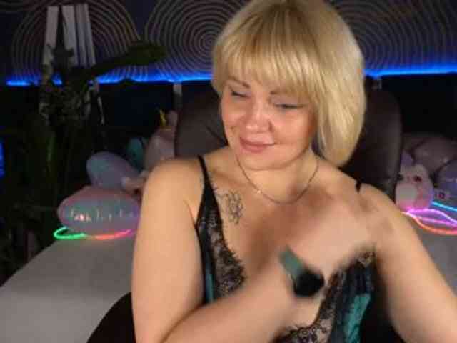AmiraNight webcam