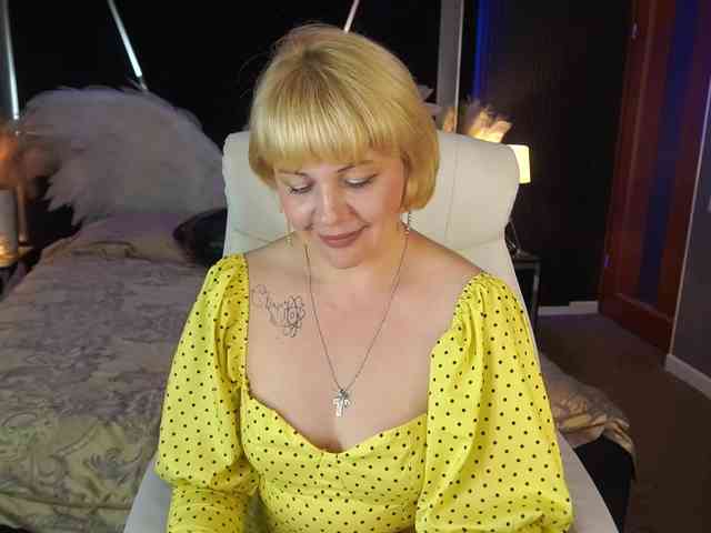 AmiraNight webcam