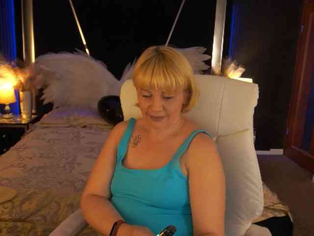 AmiraNight webcam