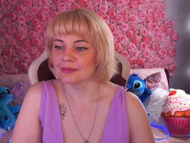 AmiraNight webcam