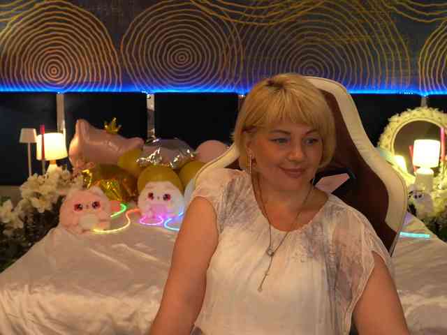 AmiraNight webcam
