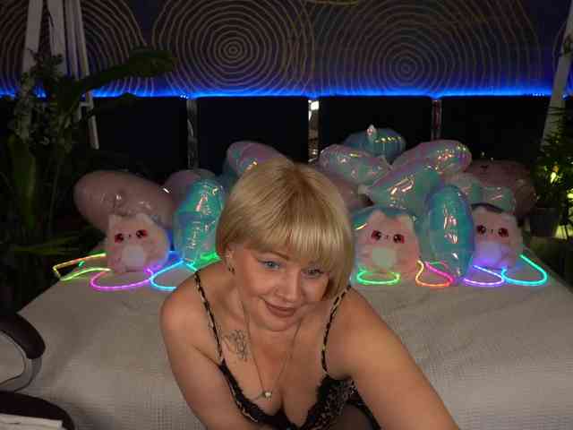 AmiraNight webcam