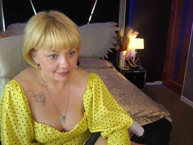 AmiraNight webcam
