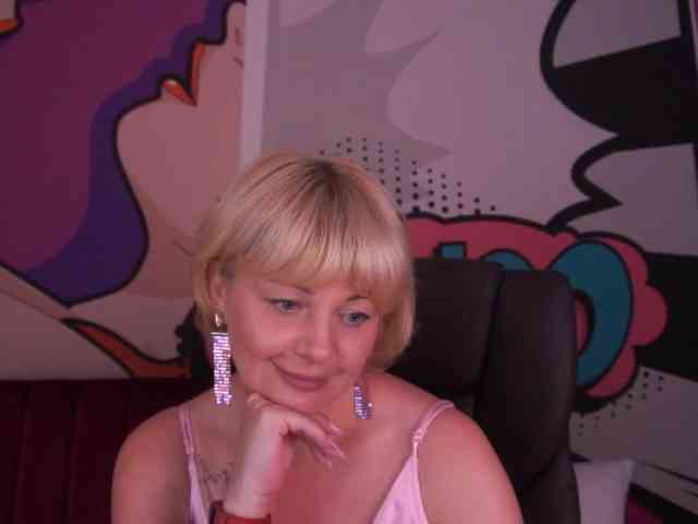 AmiraNight webcam