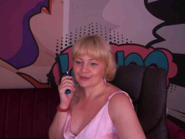 AmiraNight webcam