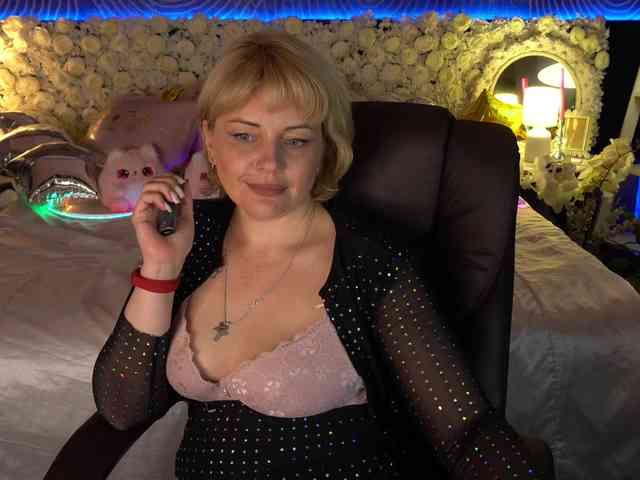 AmiraNight webcam