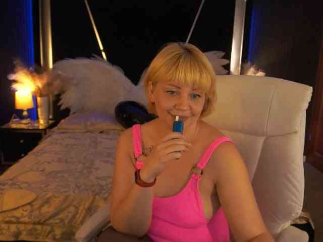 AmiraNight webcam