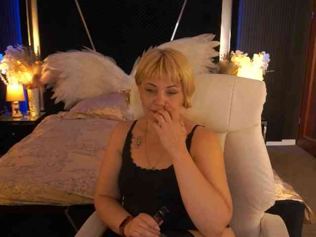 AmiraNight webcam