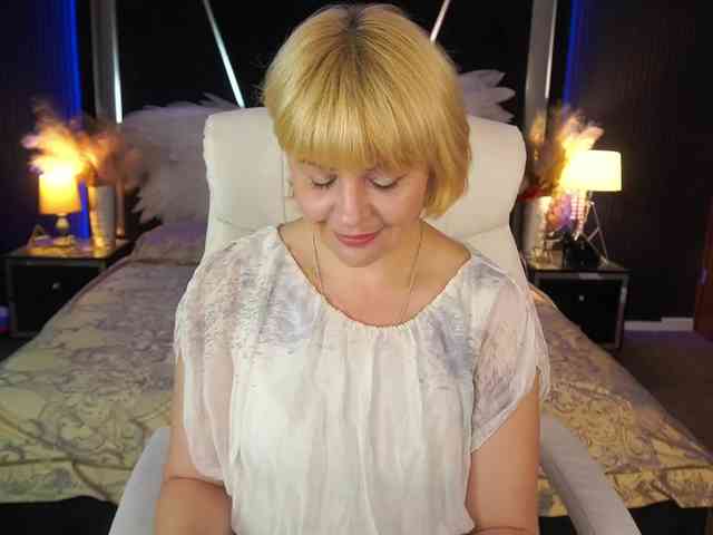 AmiraNight webcam