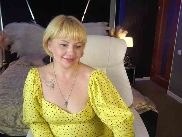 AmiraNight webcam