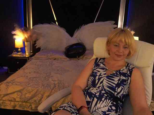 AmiraNight webcam
