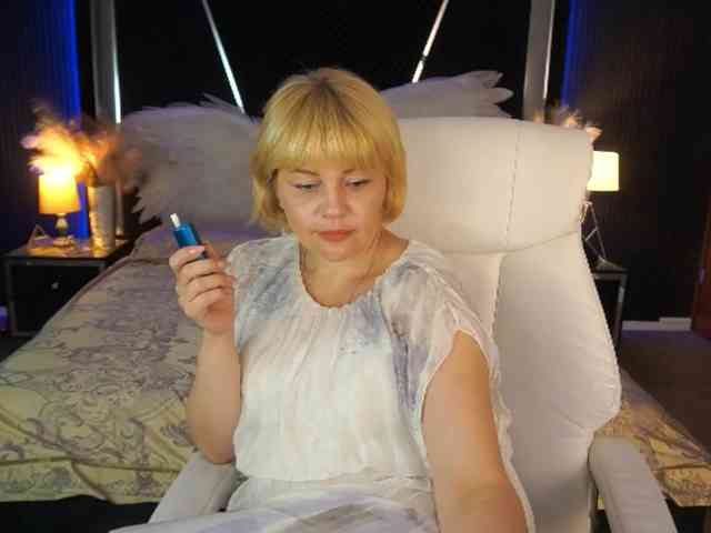 AmiraNight webcam