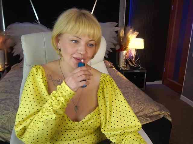 AmiraNight webcam