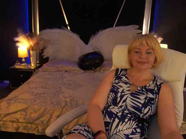 AmiraNight webcam