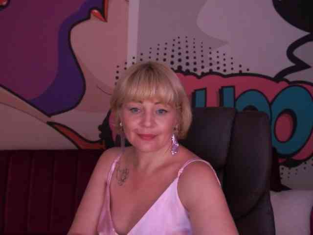 AmiraNight webcam
