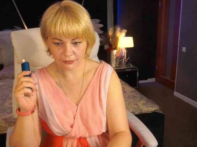 AmiraNight webcam