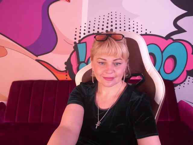 AmiraNight webcam