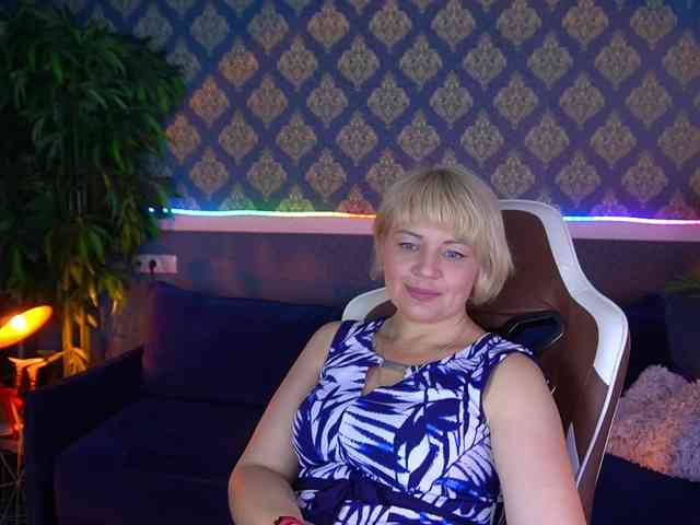 AmiraNight webcam