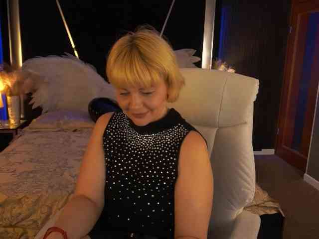 AmiraNight webcam