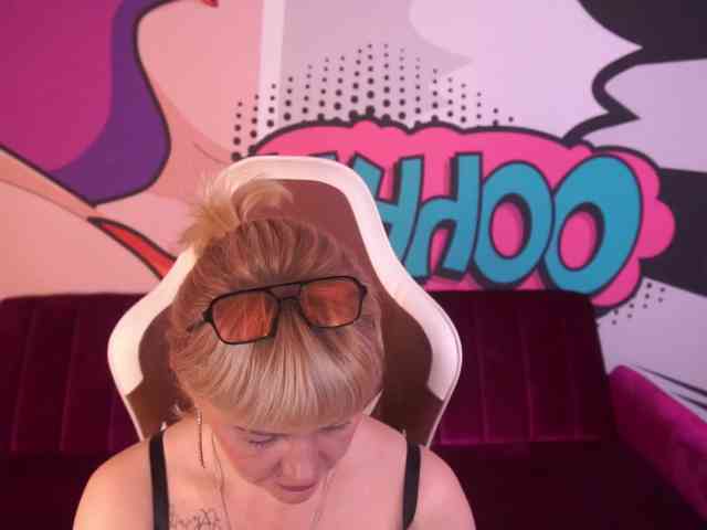 AmiraNight webcam
