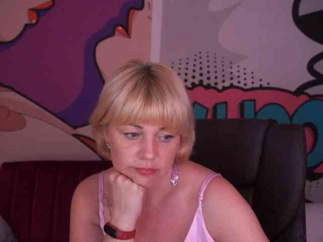AmiraNight webcam