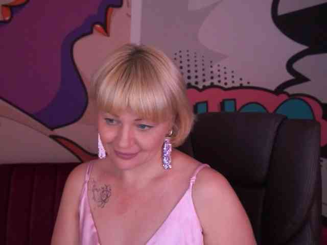 AmiraNight webcam