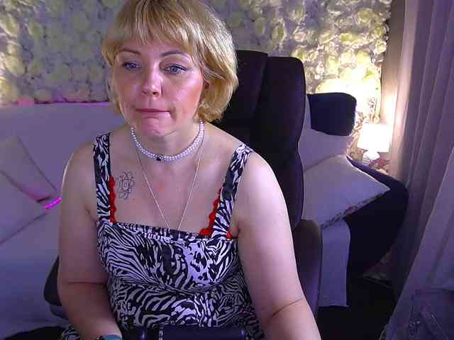 AmiraNight webcam