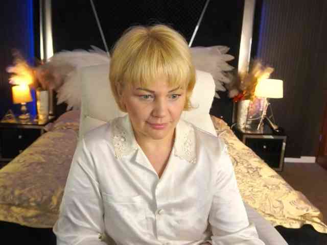 AmiraNight webcam