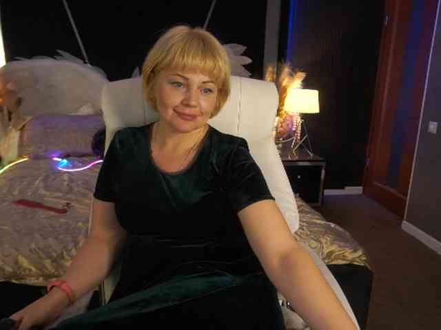AmiraNight webcam