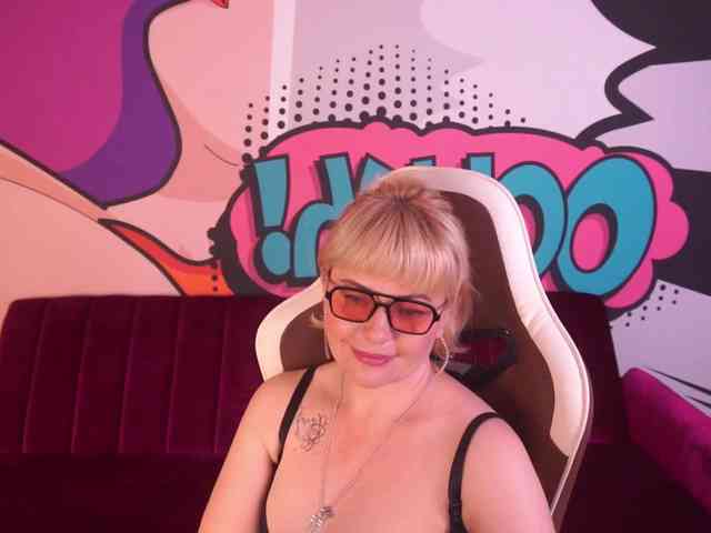AmiraNight webcam