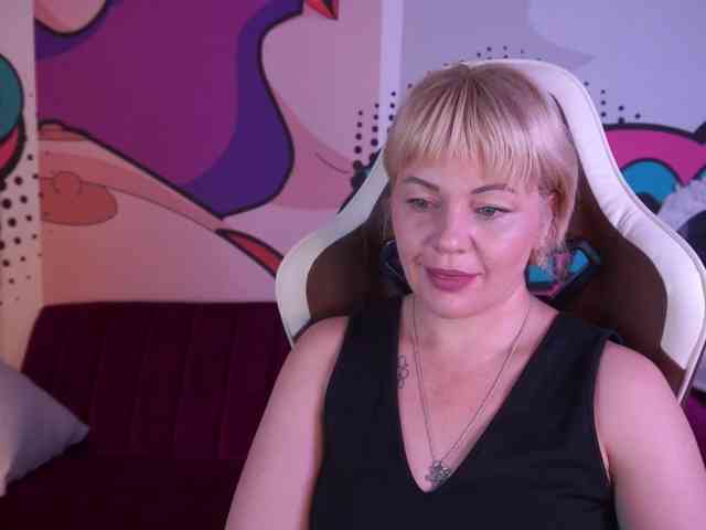AmiraNight webcam