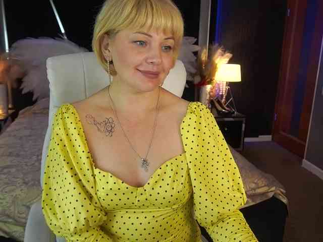 AmiraNight webcam
