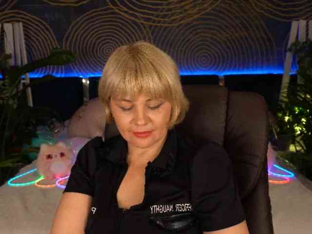 AmiraNight webcam