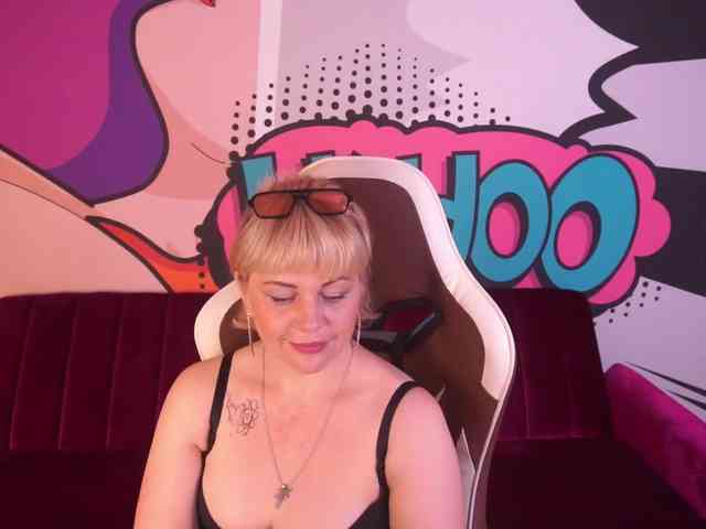 AmiraNight webcam