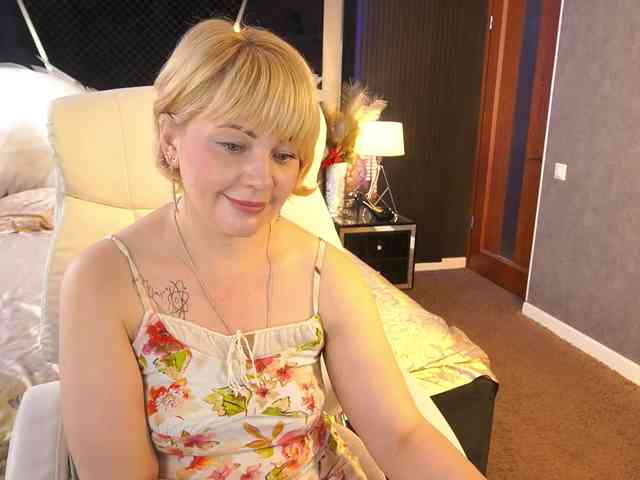 AmiraNight webcam
