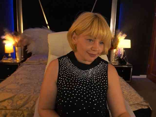 AmiraNight webcam
