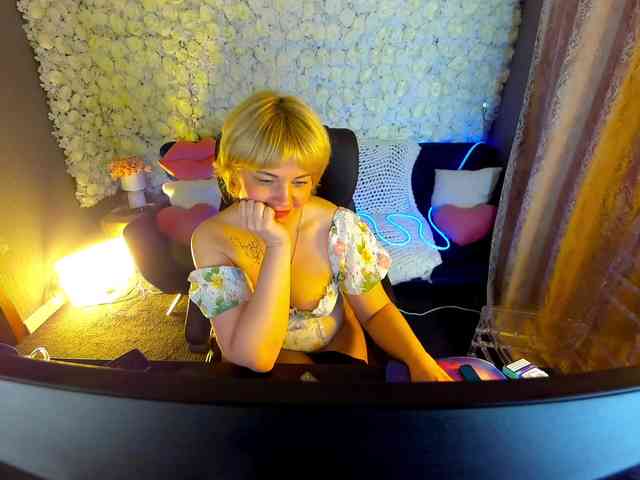 AmiraNight webcam